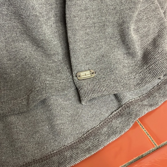 Tommy Hilfiger, sport longsleeved, gray yoga top. Size medium. - Picture 3 of 6